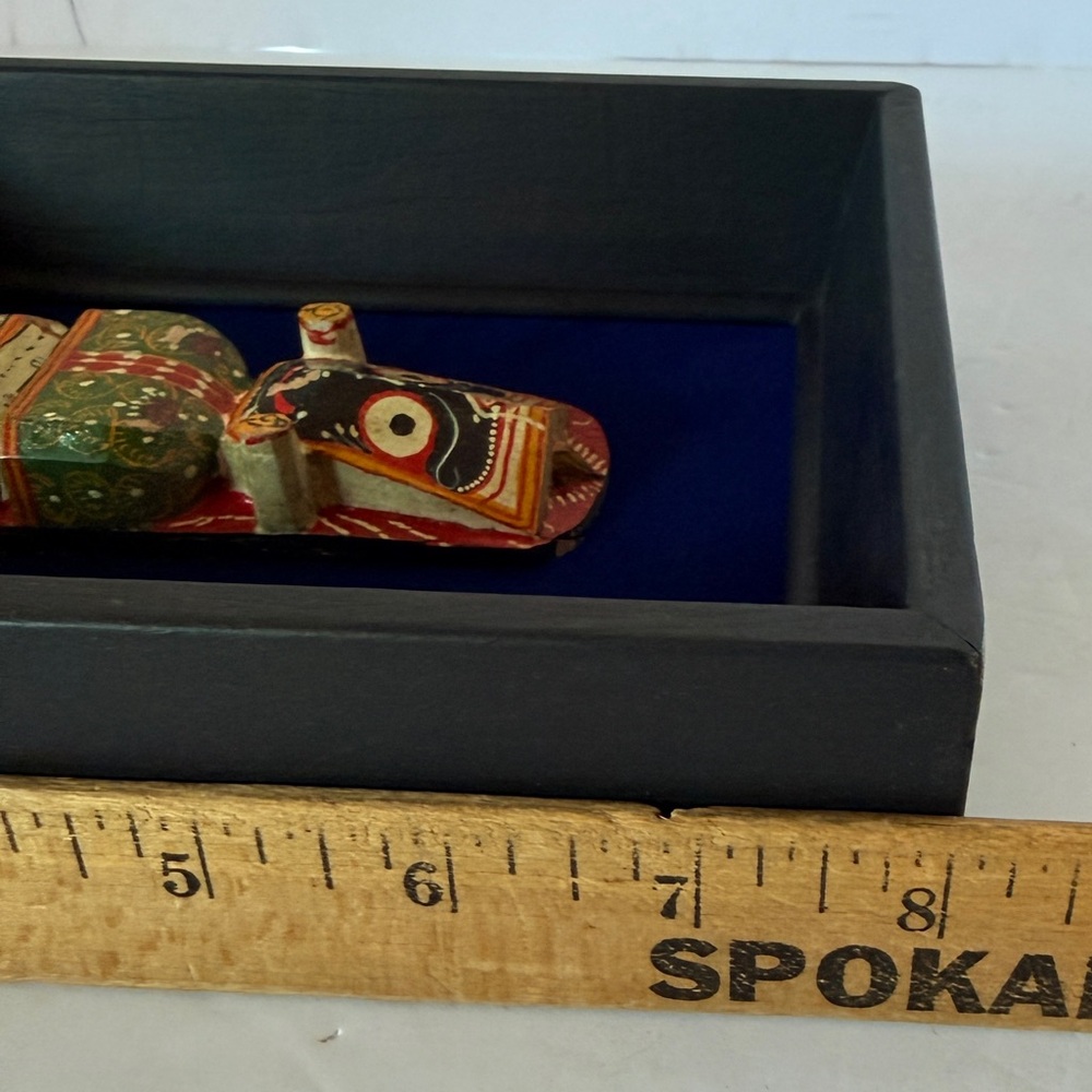 Vintage Framed Hand-Carved Jagannath Wooden Figurine from India Blue Velvet - Picture 14 of 15